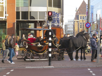 908142 Afbeelding van een arreslee op wielen, met de kerstman voor de ingang van winkelcentrum La Vie op de hoek van de ...